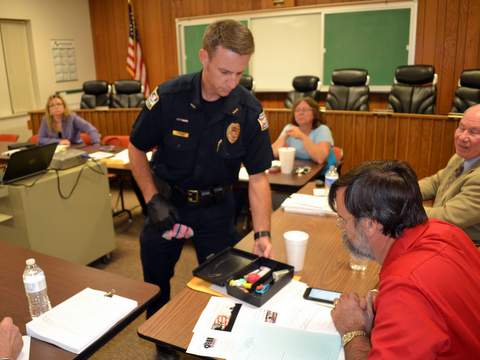 Chief Miller Displays Heroin Kit for Mayor Stagner